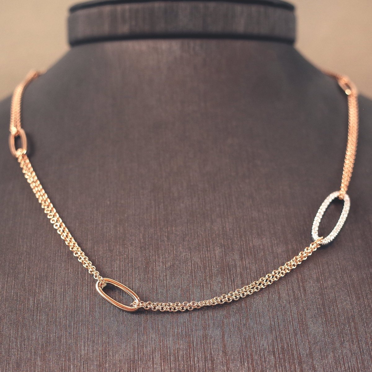 Collier in Roségold mit Oval mit Diamantenpavé - V. Gasser 1873