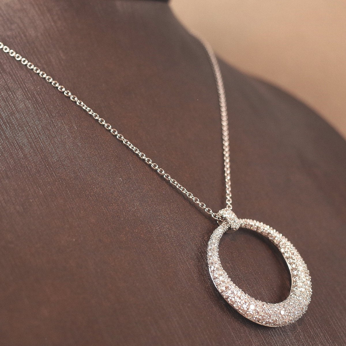 Collier in Weißgold mit Anhänger mit Diamantpavé - V. Gasser 1873