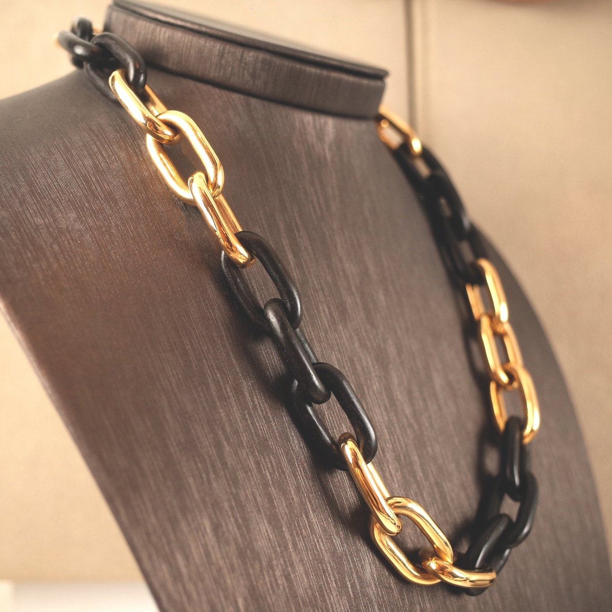 Halskette in Gelbgold mit Ebenholz - Elementen - V. Gasser 1873