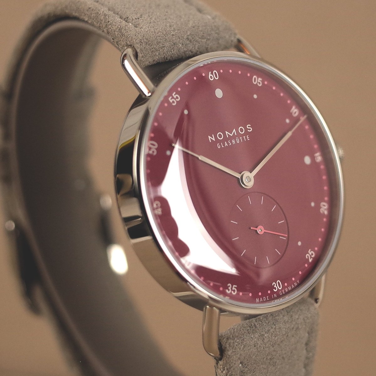 Nomos Metro 33 "muted red" 1123 - V. Gasser 1873