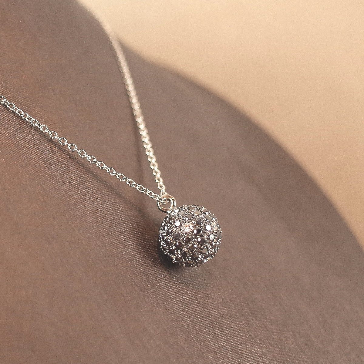 Weißgoldkette mit schwarzer Diamant - Kugel - V. Gasser 1873