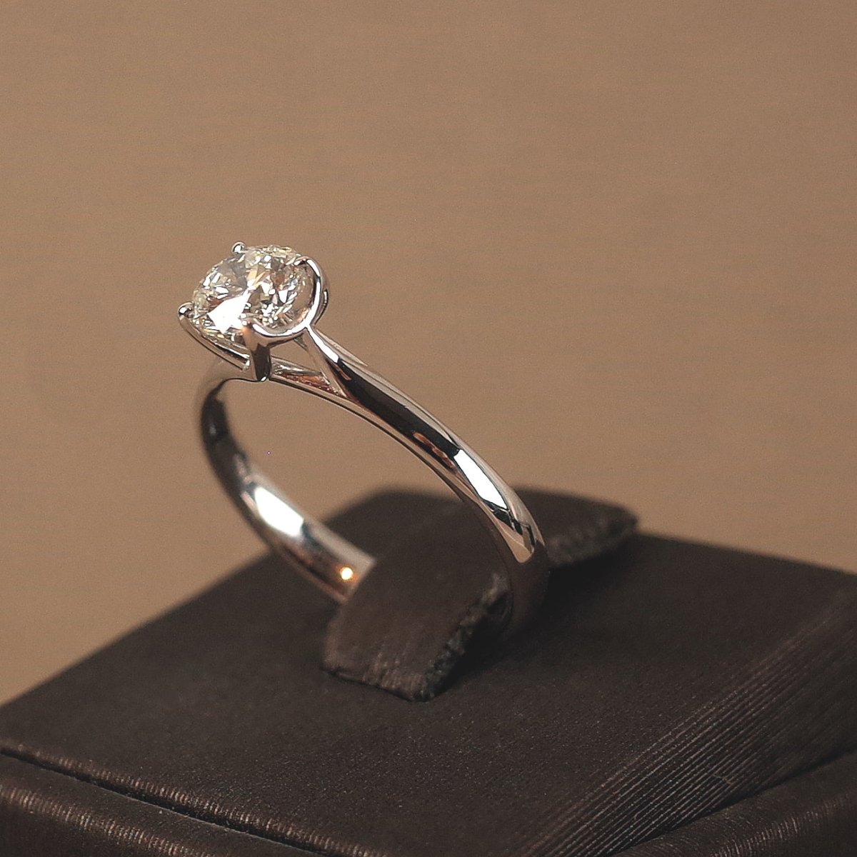 Weißgoldring Solitär mit 0,80 ct. Brillant - V. Gasser 1873