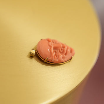 Anhänger aus Gold mit geschnitzter Koralle