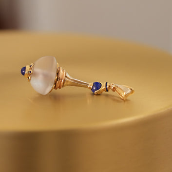 Anhänger aus Gold mit mattiertem Bergkristall, Gold und Lapislazuli