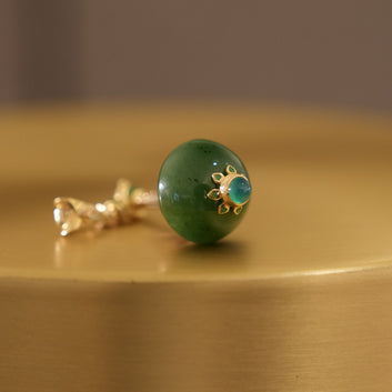 Anhänger aus Gold mit grüner Jade