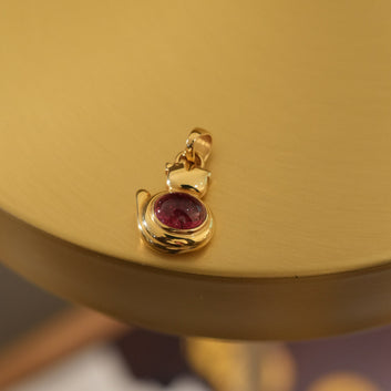 Anhänger aus Gold in Katzenform mit Rubin