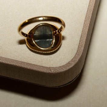 18 kt Gelbgold Ring mit grünem Saphir und Diamanten