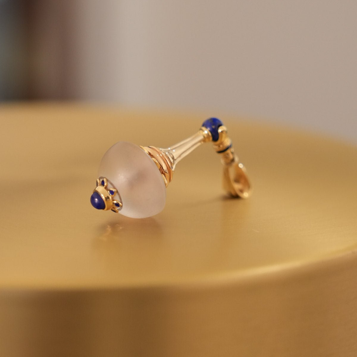 Anhänger aus Gold mit mattiertem Bergkristall, Gold und Lapislazuli - V. Gasser 1873