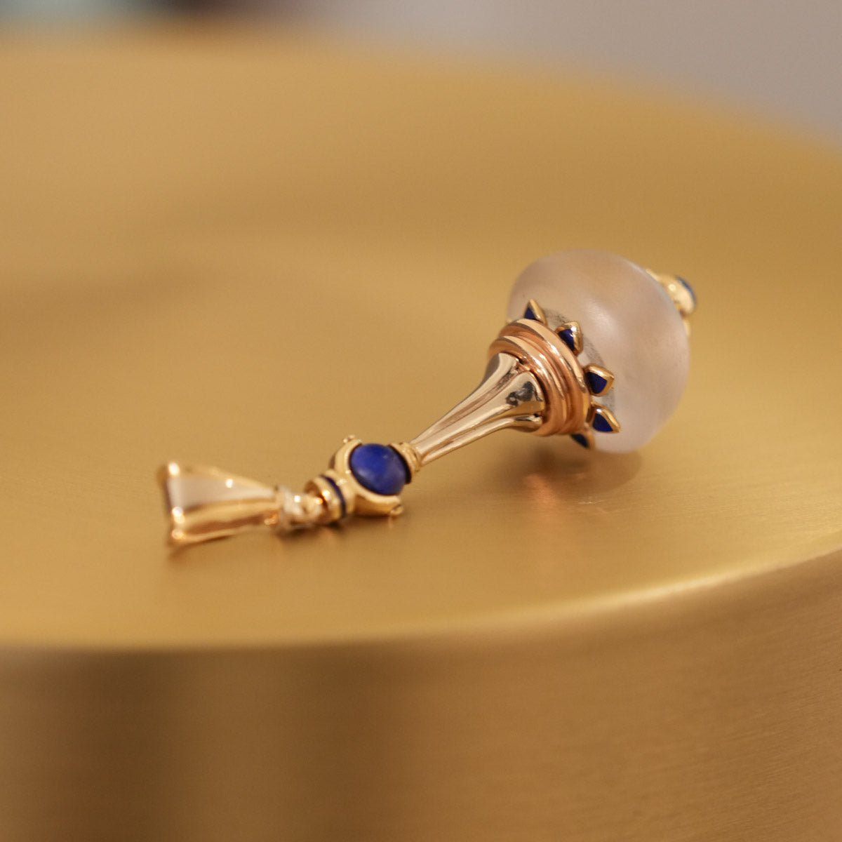 Anhänger aus Gold mit mattiertem Bergkristall, Gold und Lapislazuli - V. Gasser 1873