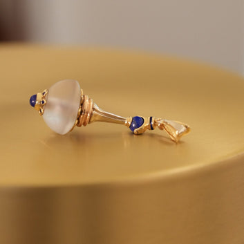 Anhänger aus Gold mit mattiertem Bergkristall, Gold und Lapislazuli - V. Gasser 1873