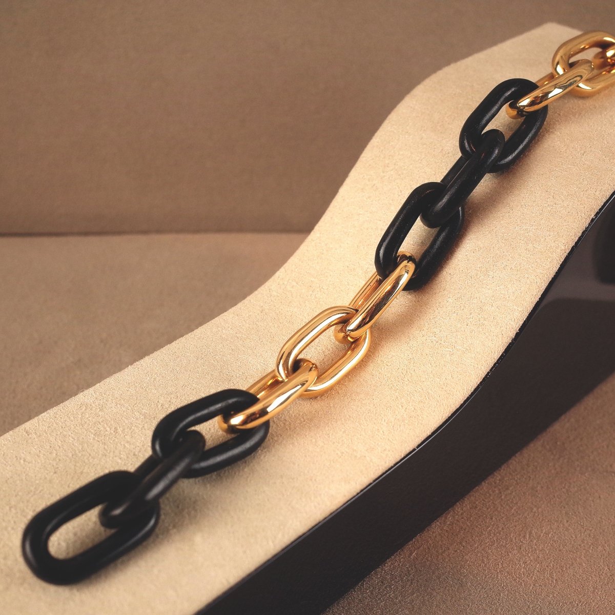 Armband in Gelbgold mit Elementen in Ebenholz - V. Gasser 1873