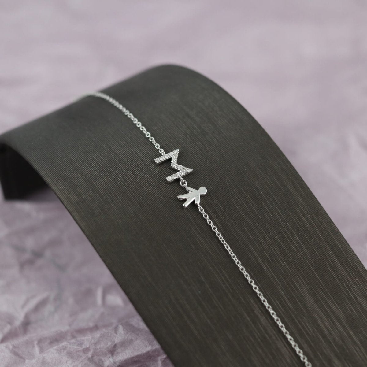 Armband mit Buchstaben und Junge - V. Gasser 1873