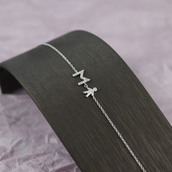 Armband mit Buchstaben und Junge