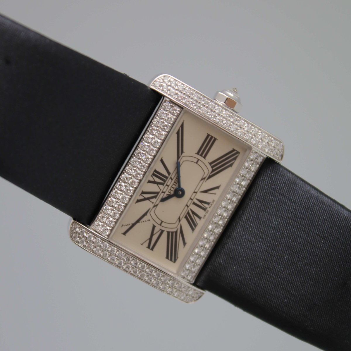 Cartier Tank Divan 18kt Weißgold Diamantenbesatz - V. Gasser 1873