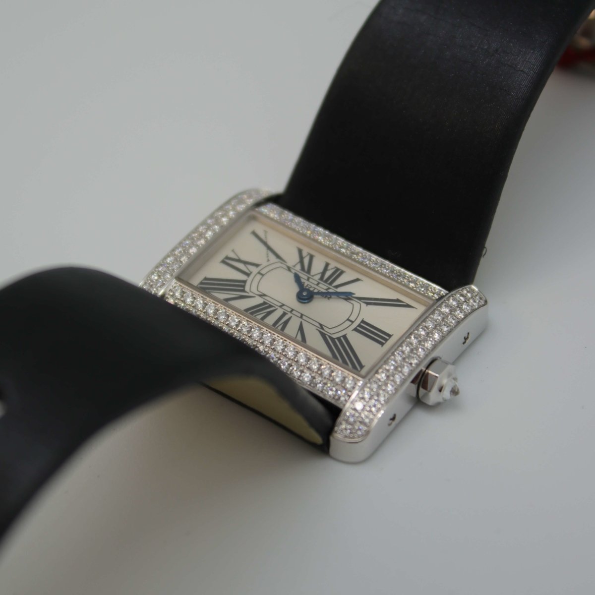 Cartier Tank Divan 18kt Weißgold Diamantenbesatz - V. Gasser 1873