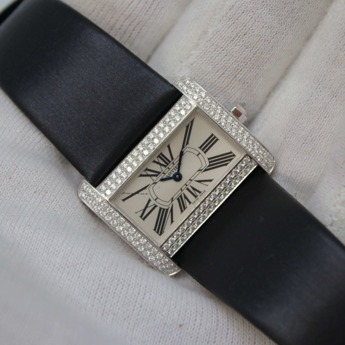 Cartier Tank Divan 18kt Weißgold Diamantenbesatz - V. Gasser 1873