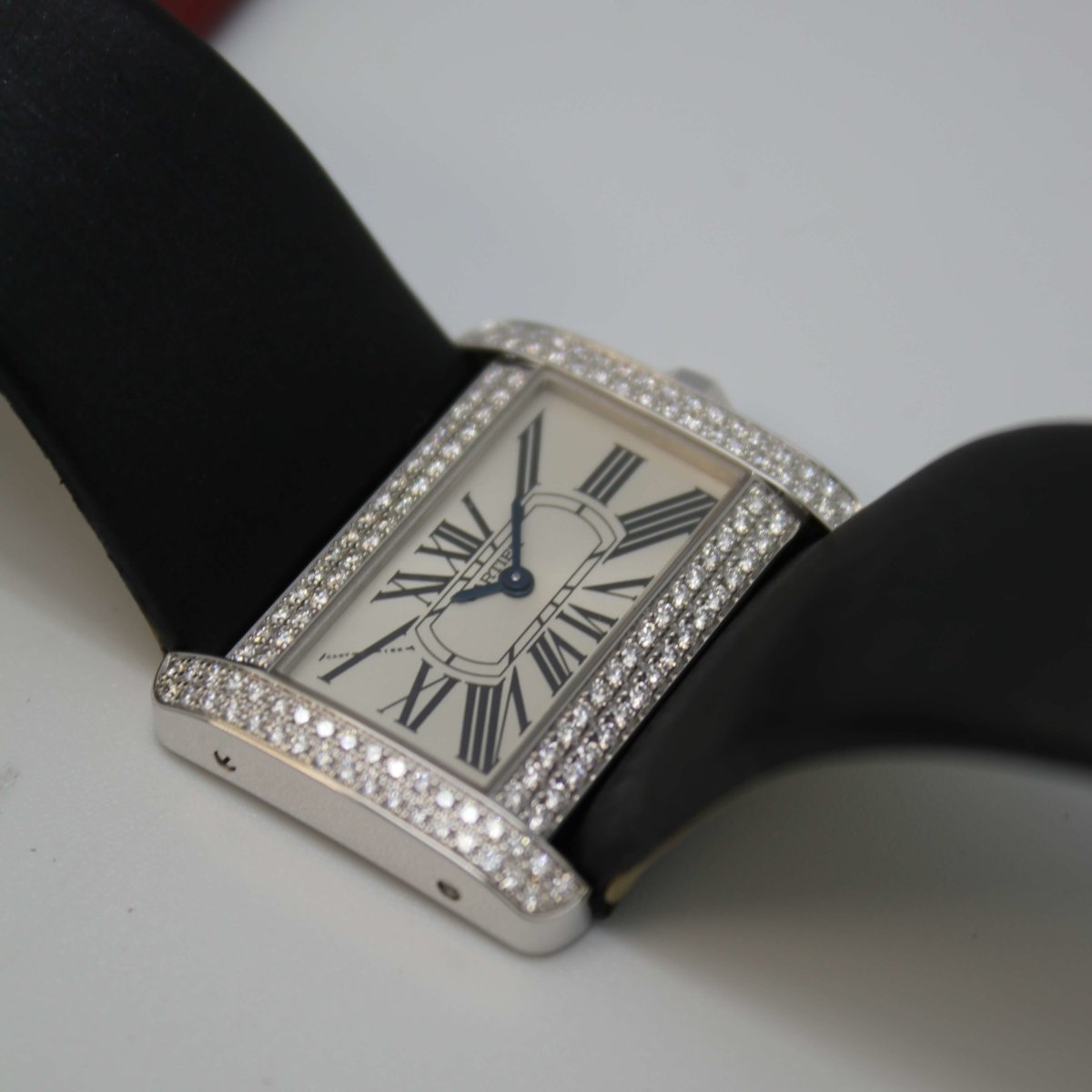 Cartier Tank Divan 18kt Weißgold Diamantenbesatz - V. Gasser 1873