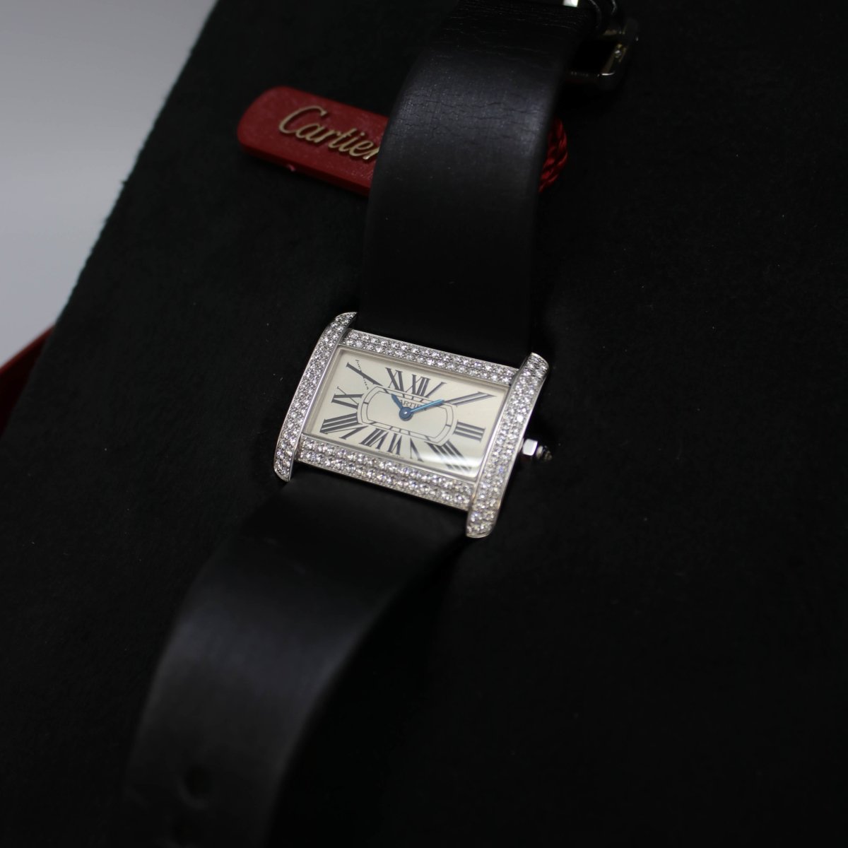 Cartier Tank Divan 18kt Weißgold Diamantenbesatz - V. Gasser 1873