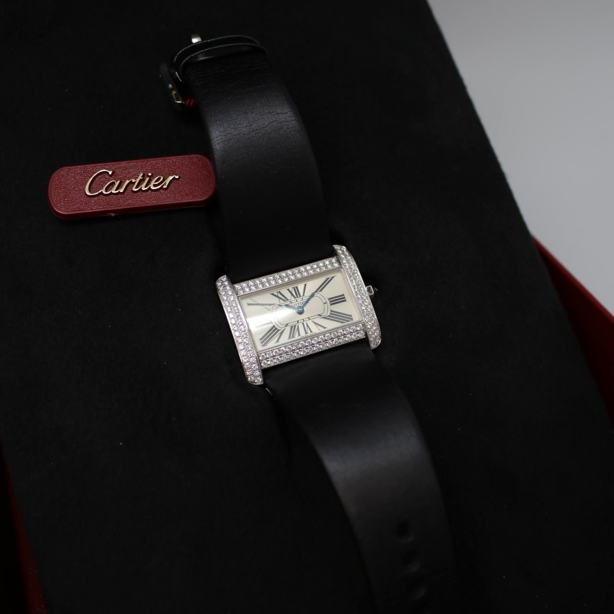 Cartier Tank Divan 18kt Weißgold Diamantenbesatz - V. Gasser 1873