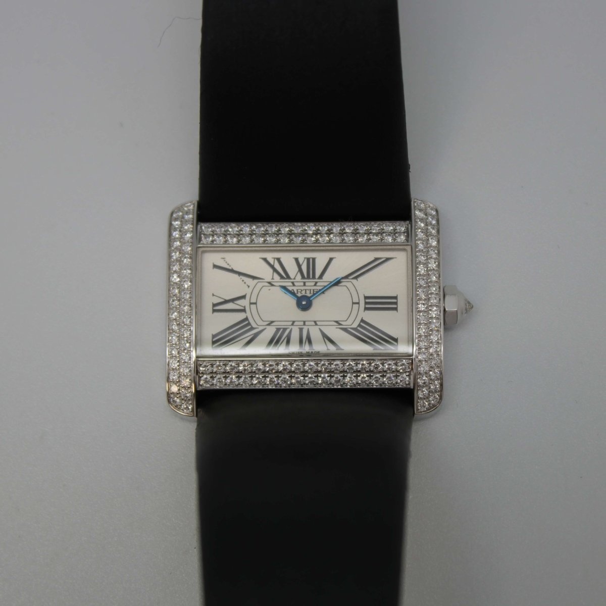 Cartier Tank Divan 18kt Weißgold Diamantenbesatz - V. Gasser 1873