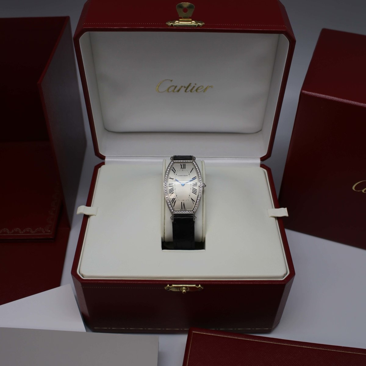 Cartier Tonneau 18kt Weißgold Diamantenbesatz - V. Gasser 1873