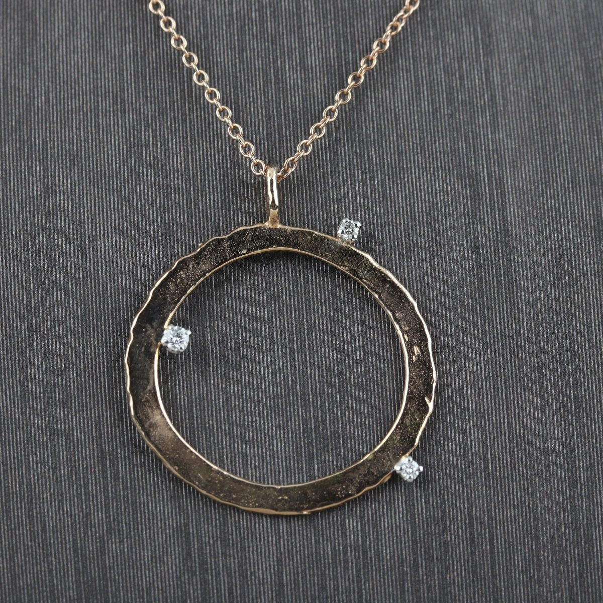 Collier mit gehämmertem Ring mit Brillanten besetzt - V. Gasser 1873