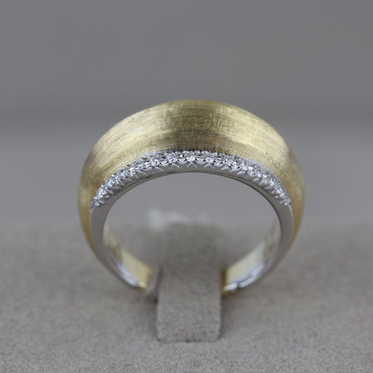 Bauchiger Goldring mit Schiene mit Brillanten