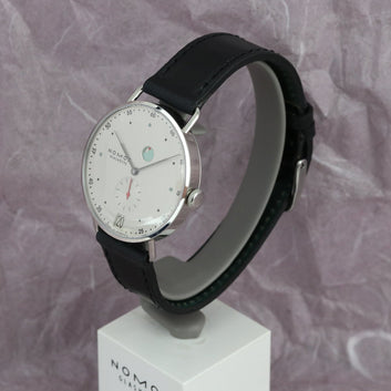 Nomos Metro Datum Gangreserve 1101